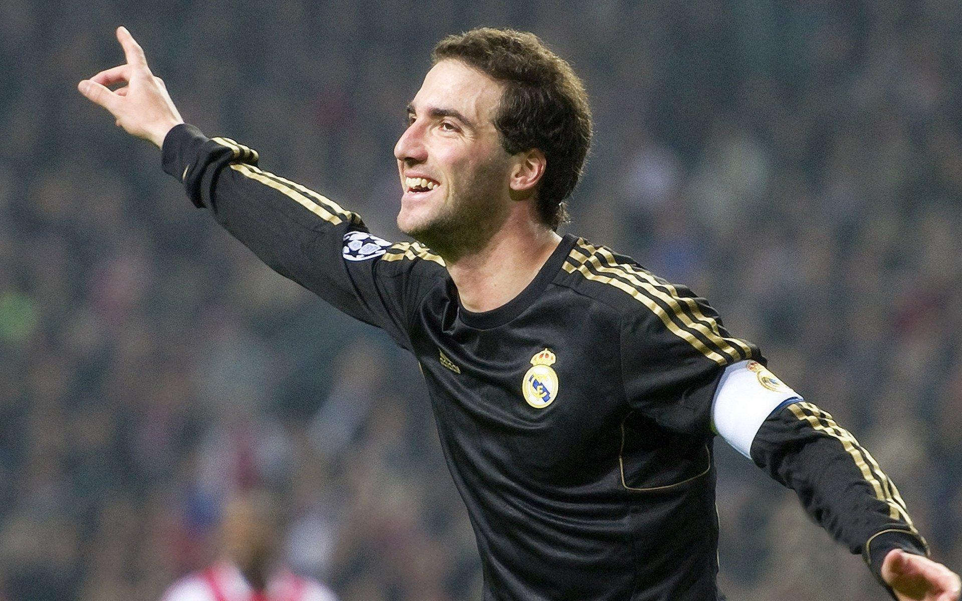 加纳乔坦言转会适应期充满挑战,如今在曼联找到归属与快乐